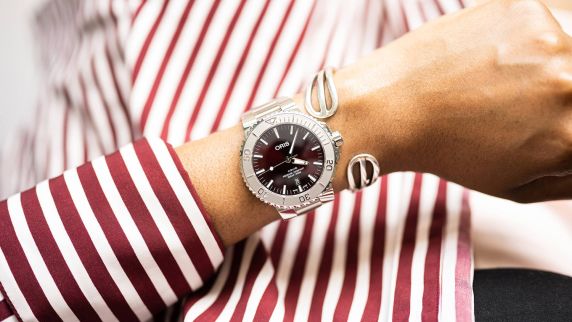 Oris Aquis Date Cherry 43.5mm 01 733 7730 4158-07 8 24 05PEB